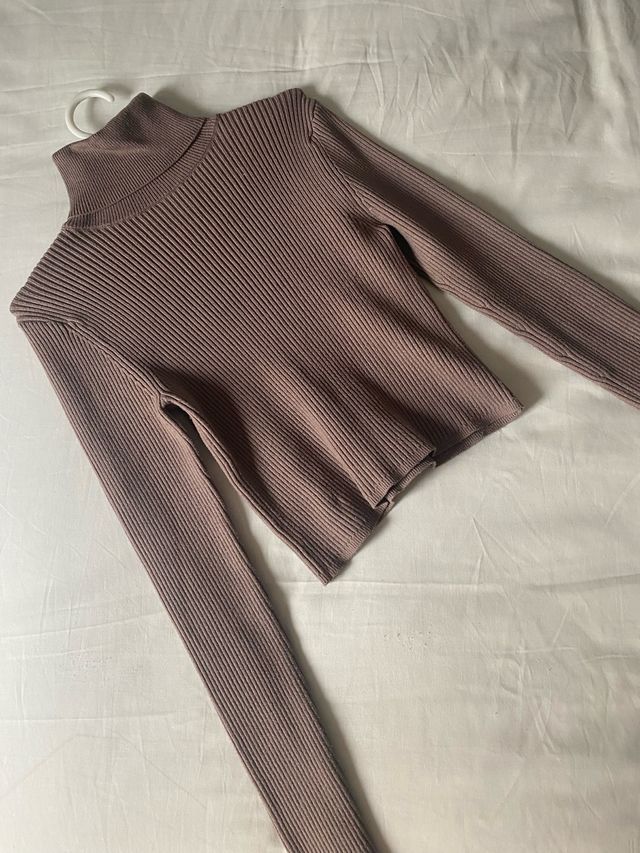 Jersey marrón canalé cuello alto Zara