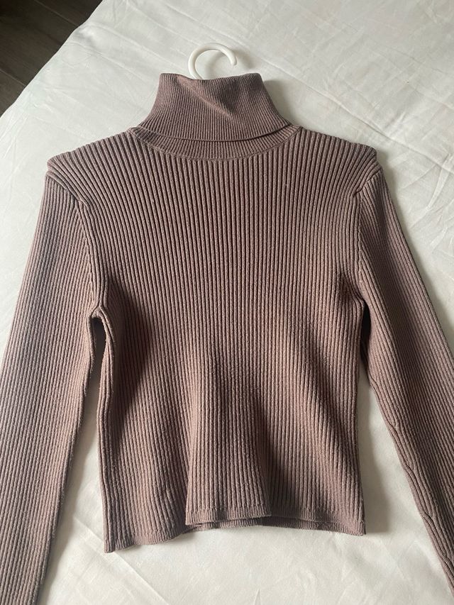 Jersey marrón canalé cuello alto Zara
