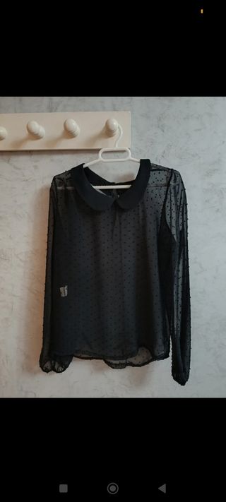 Camisa negra de topitos