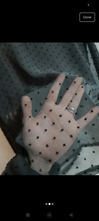Camisa negra de topitos