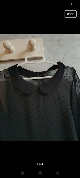 Camisa negra de topitos