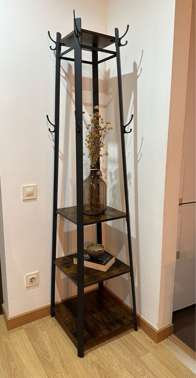 Perchero con estantes