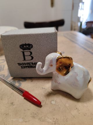 Figura de elefante con baño de oro