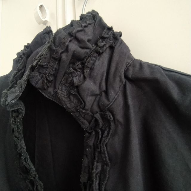 Blusa negra cuello alto 