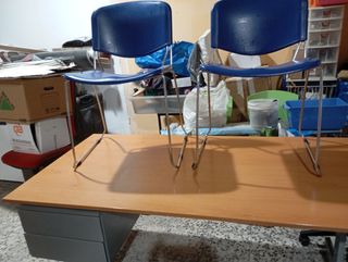 Mesa de oficina con cuatro sillas