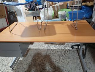 Mesa de oficina con cuatro sillas