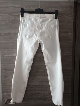 Pantalón vaquero blanco de Stradivarius