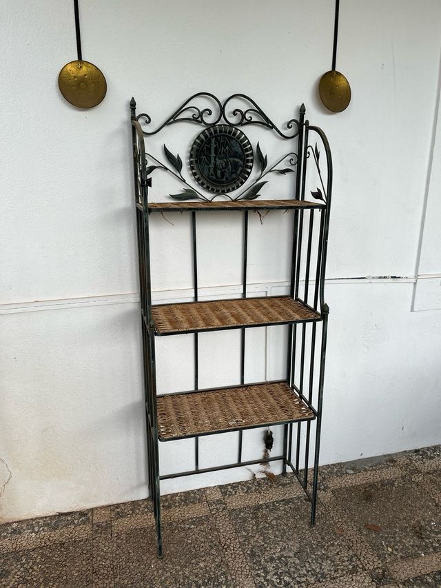 Muebles y estanterias rusticos varios