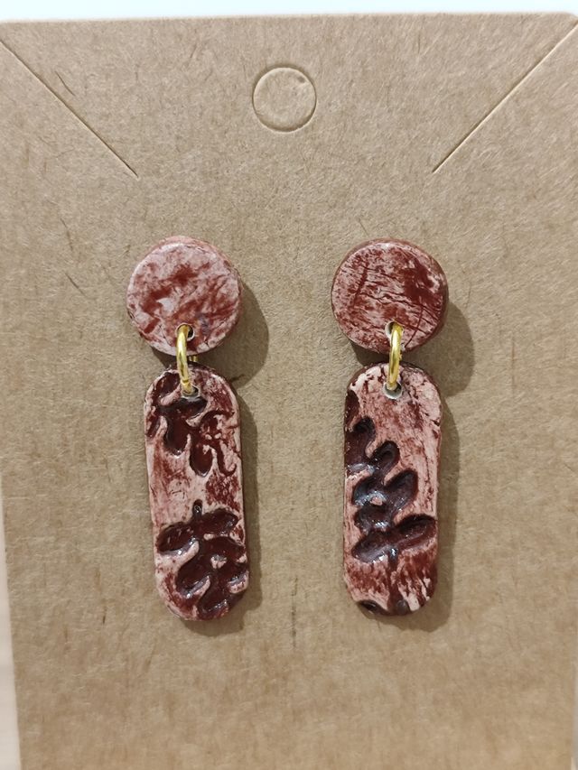Pendientes marrón rojizo