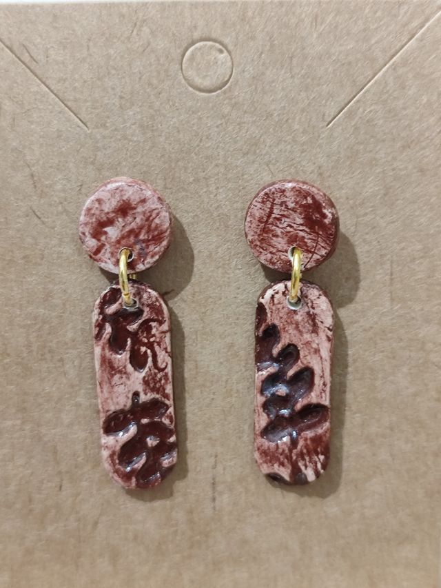 Pendientes marrón rojizo