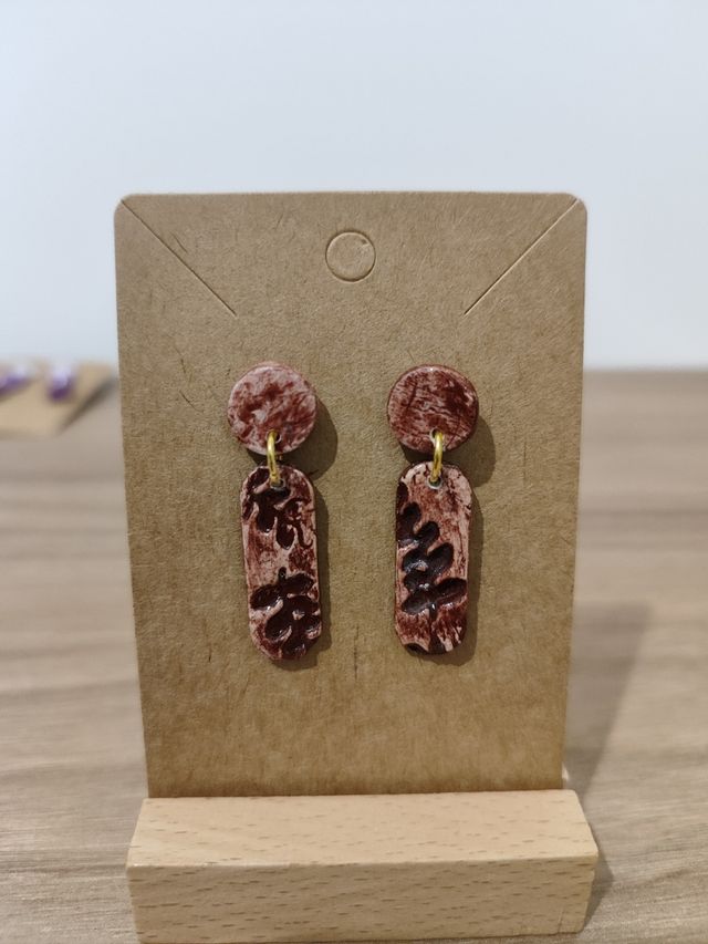 Pendientes marrón rojizo