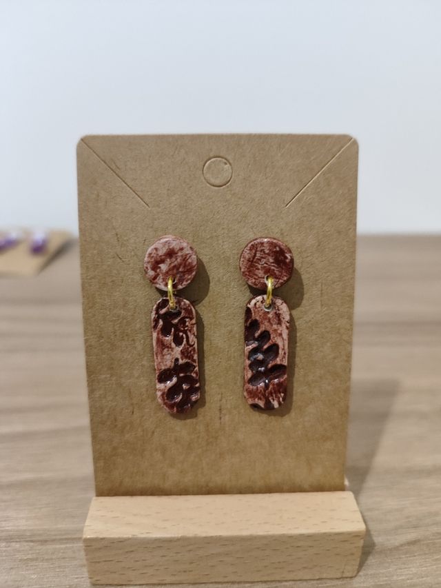 Pendientes marrón rojizo
