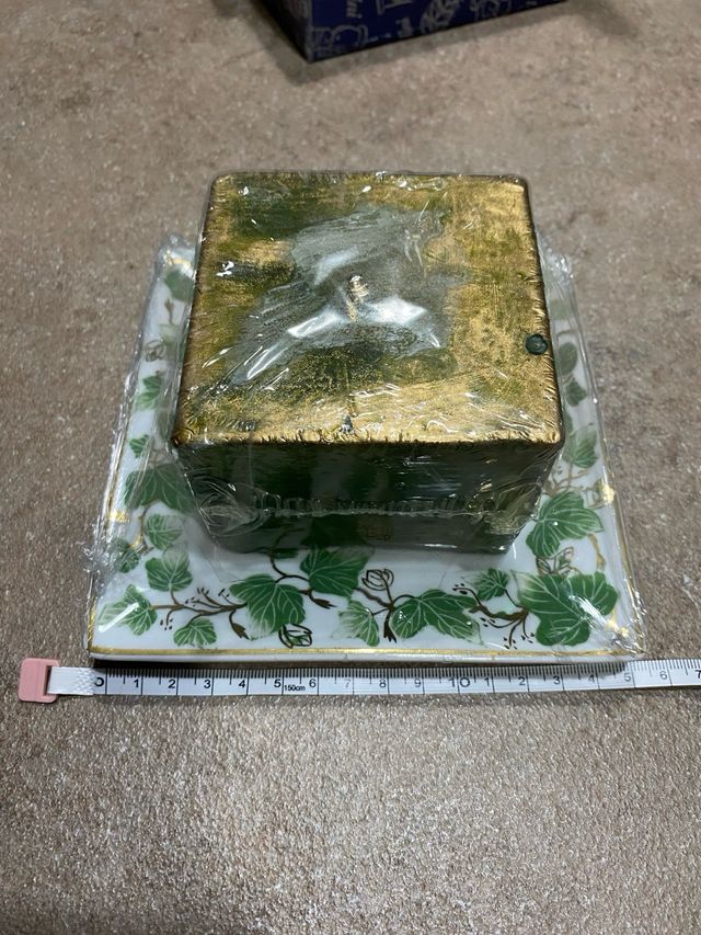 Piattino con candela quadrata