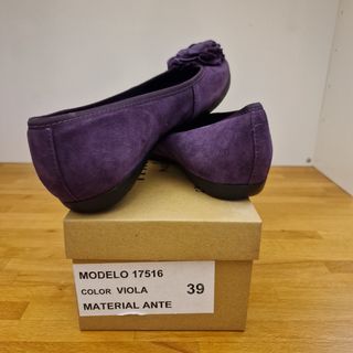 Bailarina de ante, color viola. Marca Mimao