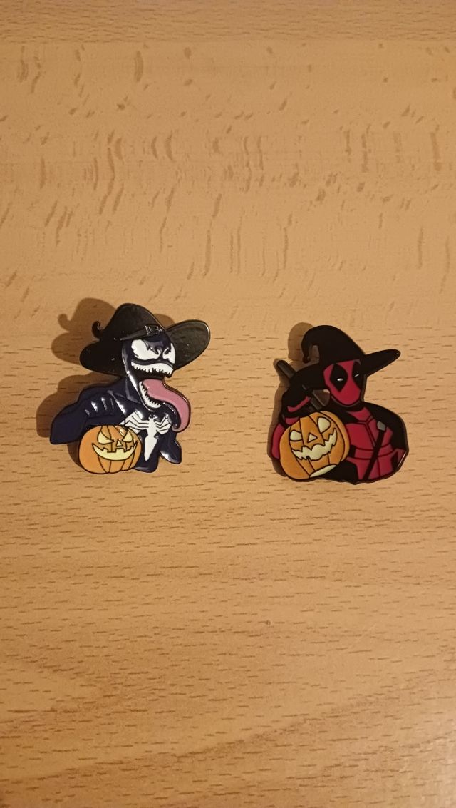 Broches de Venom y de Deadpool