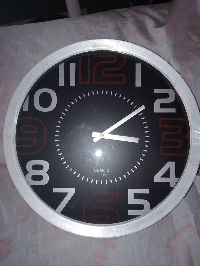 Reloj moderno para salón.