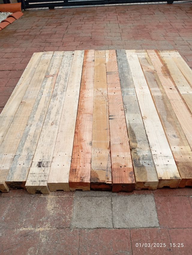 Vigas, listones de madera.