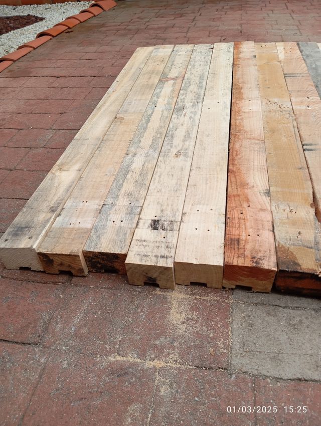 Vigas, listones de madera.