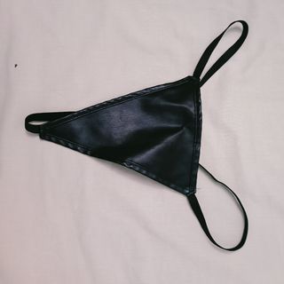 Tanga negro imitación cuero