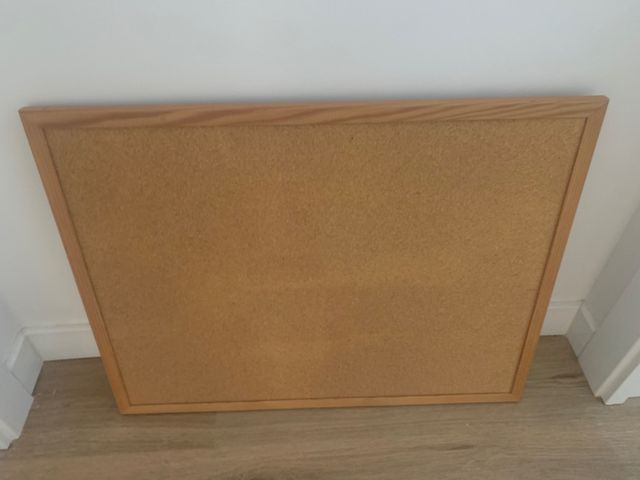 Cartelera corcho y dos magnéticos