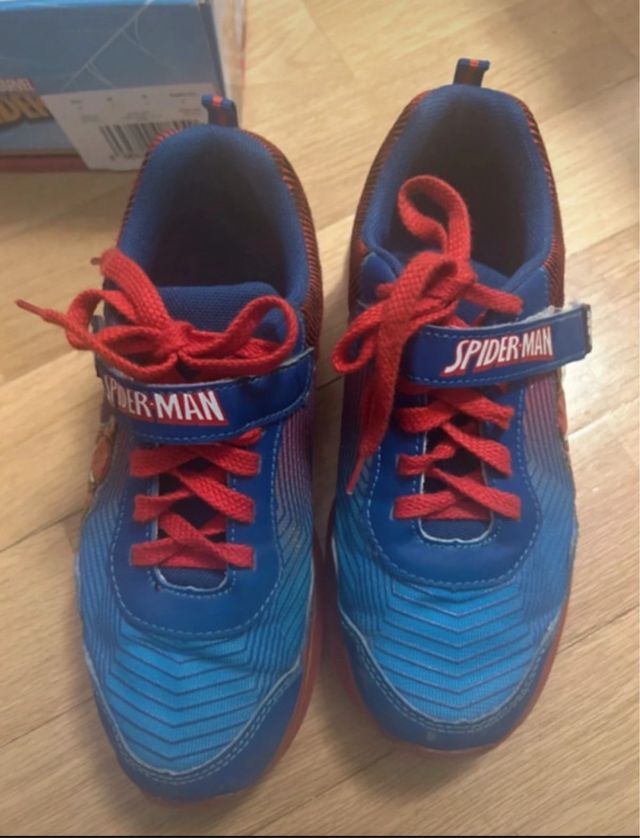 Zapatillas Spiderman con luces talla 34