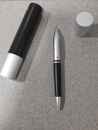 Bolígrafo negro y cromado en estuche 