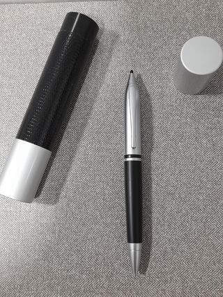 Bolígrafo negro y cromado en estuche 