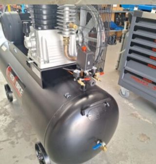 Compresor de aire de 300 litros y 7.5 hp potencia 
