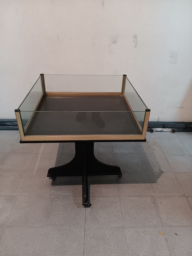 Mesa expositora con ruedas