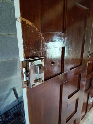 Puerta madera maciza