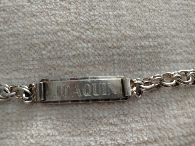 Esclava de Plata tiene grabado Joaquín