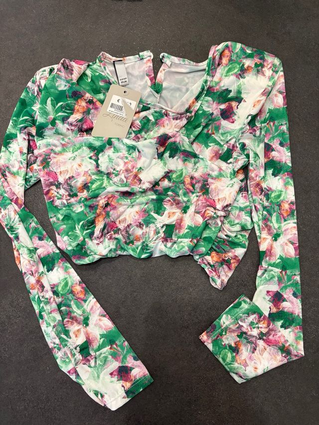 Maglietta nuova con etichetta