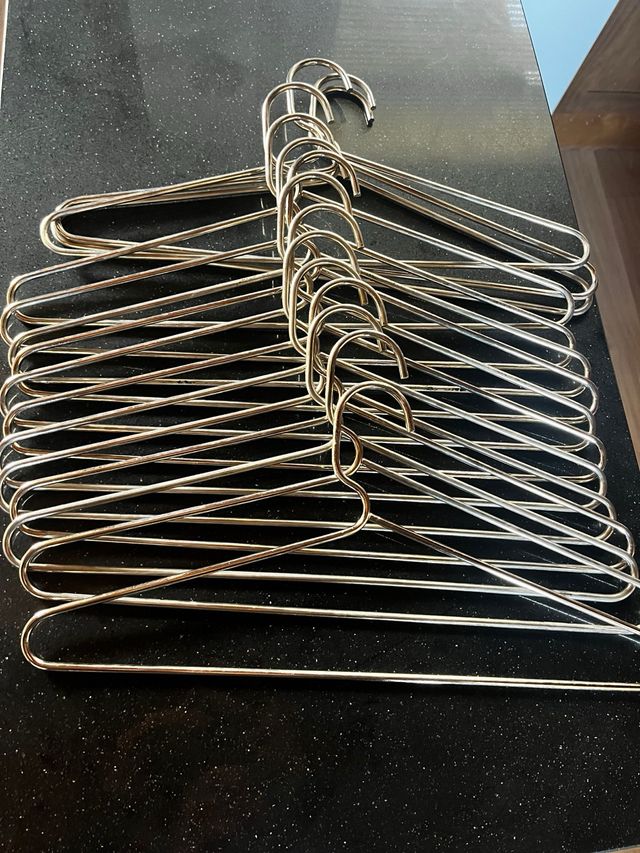 15 perchas metálicas