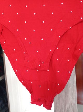 Maillot rojo con lunares blancos talla 46-