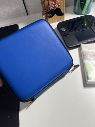 Nintendo 2 Ds con su funda y tres juegos