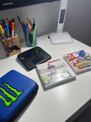 Nintendo 2 Ds con su funda y tres juegos
