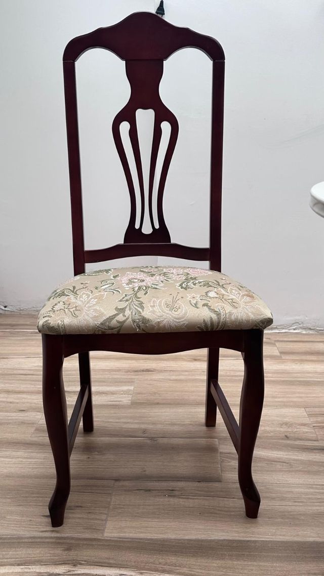 Sillas de madera tapizadass. Cada una 7 euros.