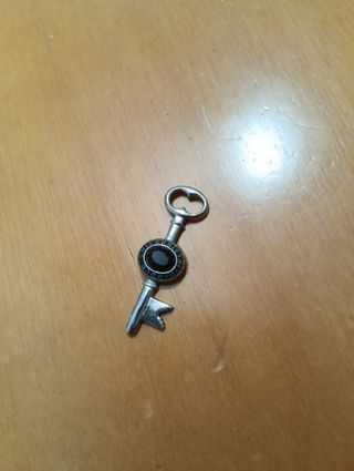 Dije con forma de llave