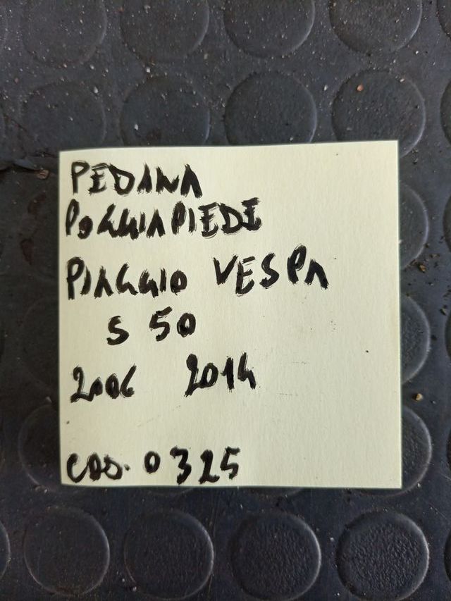 Poggiapiedi e tappetino  vespa s 50 danneggiata