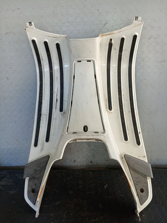 Poggiapiedi e tappetino  vespa s 50 danneggiata