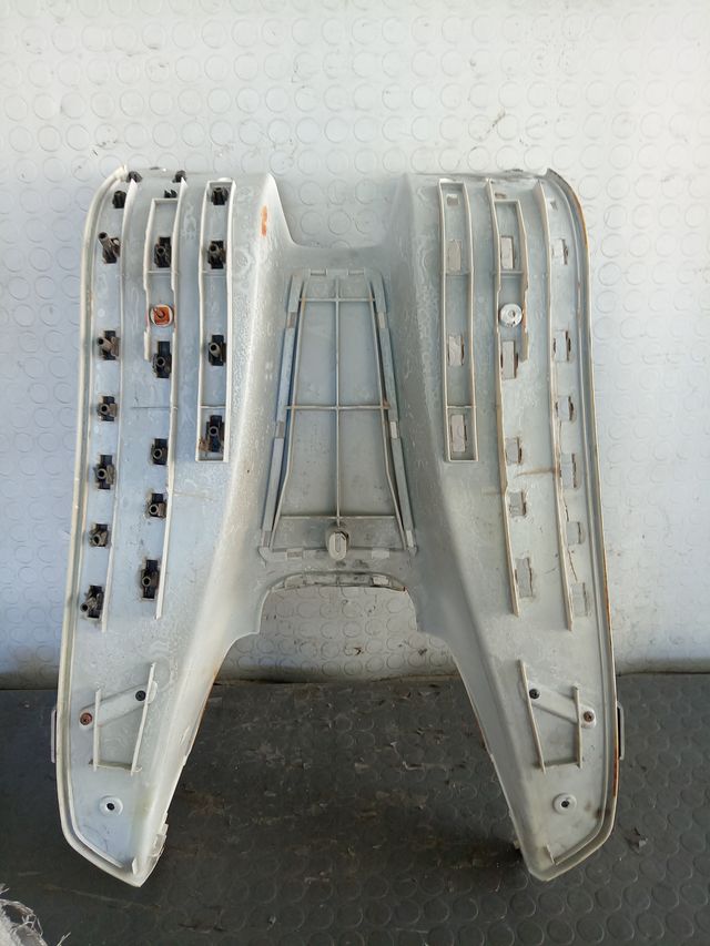 Poggiapiedi e tappetino  vespa s 50 danneggiata