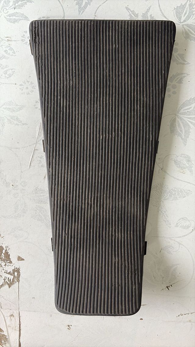 Poggiapiedi e tappetino  vespa s 50 danneggiata