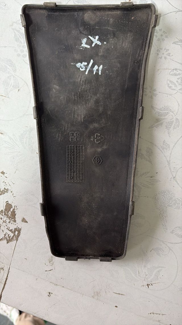 Poggiapiedi e tappetino  vespa s 50 danneggiata