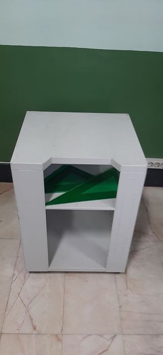Archivador metálico con ruedas.