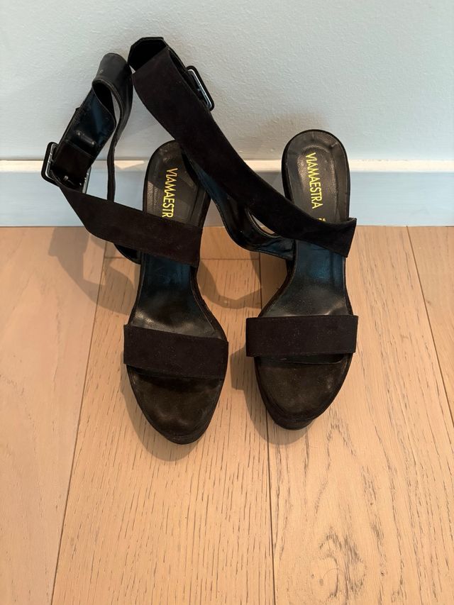 Sandali neri con tacco in pelle a zeppa