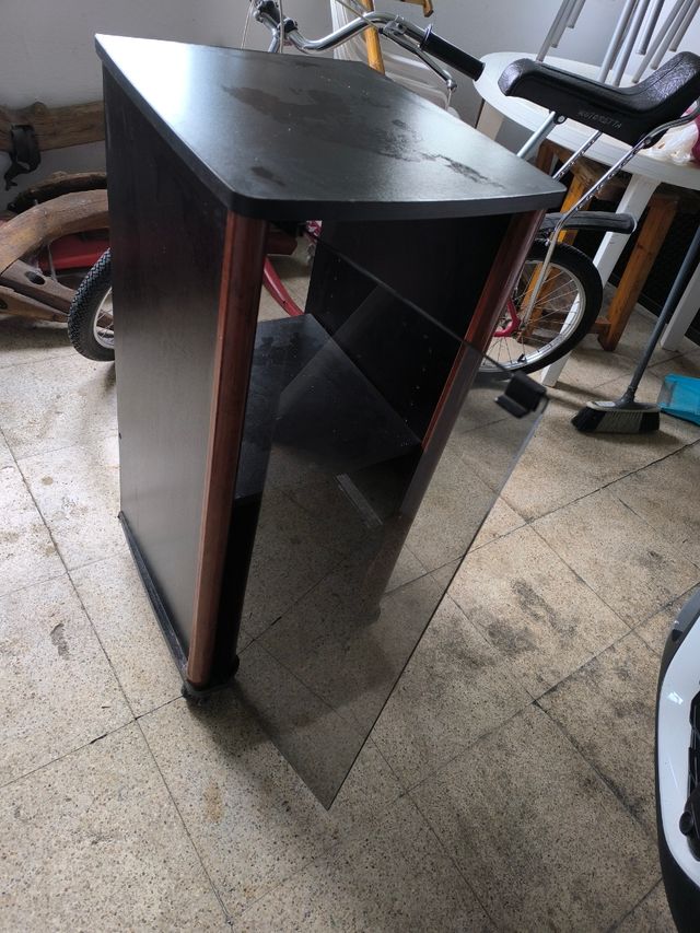 Mueble vitrina con ruedas