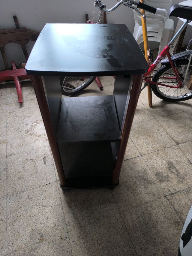 Mueble vitrina con ruedas