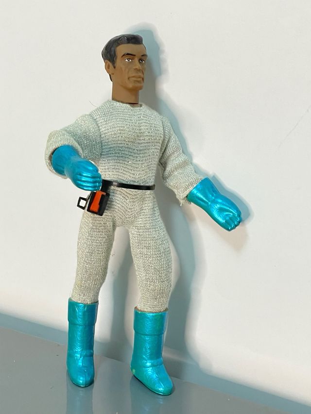 Figura di un uomo venuto dallo spazio