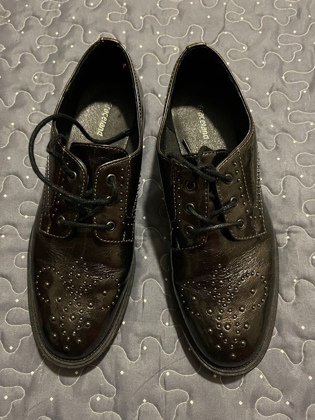 Zapatos con cordones gris brillo. Talla 39.