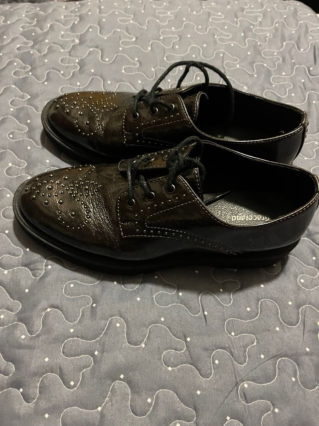 Zapatos con cordones gris brillo. Talla 39.
